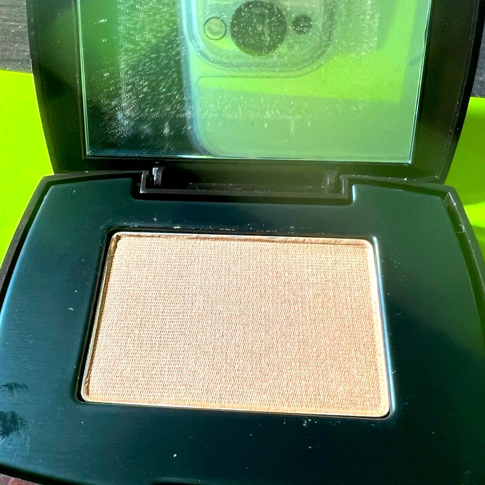 STAR BRONZER POWDER
LONG-WEARING & NATURAL BRONZE FINISH